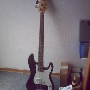 Mein erster Bass.
Der Alba P-Bass,fällt aber mittlerweile im wahrste Sinne des Wortes auseinander :D

Die Schraube für den Gurt habe ich schon drei mal vergrößert und der Stimmwirbel für eine Saite ist auch schon abgeflogen.
Außerdem ist der Kopf etwas in Mitleidenschaft gezogen wurden weil ich mit dem Haken da oben die ein oder andere Bierflasche geöffnet hab :D

Aber hey,das lädt doch geradezu dazu ein oder etwas nicht? ;)


Nun hat er aber ausgedient und hängt normalerweise an meiner Wand als Deko.