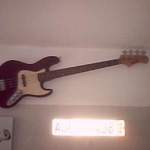 Den Bass sollte ich eigentlich reparieren,ist ein Johnson J-Bass.
Aber der Besitzer ist nie wieder gekommen,versteh ich auch weil der sich echt mies anhört....

Deshalb hängt er nun als eine Art "Bastart" an meiner Wand als Deko,genauso wie mein Alba P-Bass.