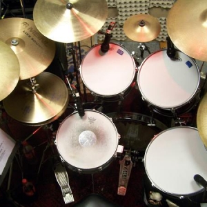 Shellset Tama Swingstar (1983), Snare Imperialstar (1980), (v.Re.) Ride 20er Paiste Formula602 (1965), Crash 18er Zildjian Avedis (ca.1957), Splash 8er Zildjian Avedis (ca.1966), Crash 16er Paiste Formula 602 medium Black Label (1978), Ride 18er Meinl Live Sound (1994), Crash 16er  Zildjian Avedis (ca. 1963), HH 15er Paiste Formula 602 Medium Blue Label (1981), Rolling Cobra, Sticks VicFirth "Dave Weckl"
Felle: Snare Remo Powerstroke 4 coated, Toms Evans G2 coated, Bass Remo Powersonic transparent