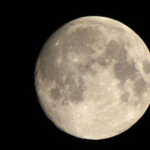 Der Mond. Handgehalten (ohne Stativ). Über Speyer 2009.
Kamera: Canon Powershot SX-10 IS