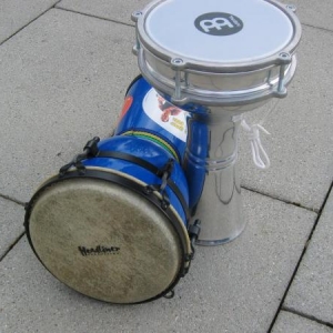 So, meine beiden Kleinen, ne Headliner Fiber Djembe und ne Meinl Darbuka