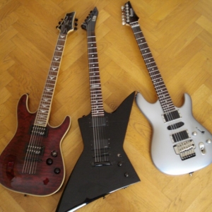 Schecter Omen Extreme 6
ESP LTD EX400 - aktive EMGs
Ibanez EDR470EX - passive EMGs