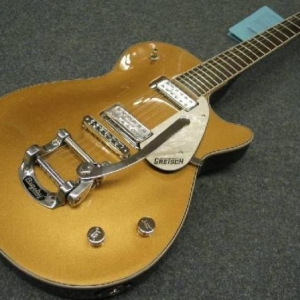 Gretsch 5236 oder 38. Mit Bigsby und mittlerweile Gretsch Filtertrons.