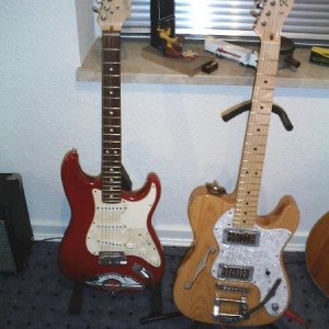 Eine Fender Strat und eine umgebaute Telecaster Thinline.
TV Jones PU`s  und Bigsby sowie eine Tunomatic Brigde sind neu angebaut