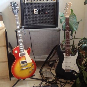 Engl Thunder 320 m. Flightcase - Boss ME 70 - Greco LP Standard m. Bustbucker PU´s - Fernandes 62er Strat