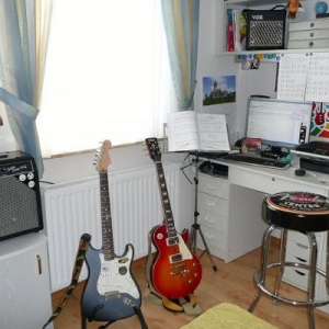 meine alte Übungsecke bis Oktober 2009, Fender-Amp und Vintage LP sind verkauft