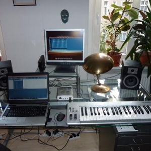 Für das kleine Homerecording:
Toshiba 1,6 Ghz Dual Core
2 GHz Ram plus 500 GB ext. FP
19" TFT Monitor
Rode NT1A
M-Audio Keystation 49e
ESI Near 05 eXperience
Tascam US-122 L
Cubase Essential 4
Kitcore Deluxe