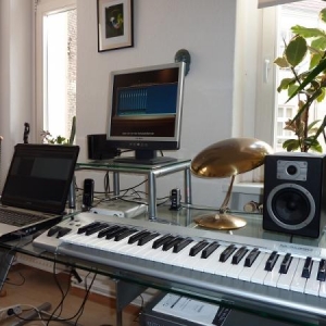 Homerecording Seitenansicht. Was heute alles mit ein paar Bits und Bytes geht, verrichteten früher schwere Bandmaschinen, Riesenmixer und mehrere Kilometer an Kabeln. Der ganze Kram hat incl. Software nicht mehr als eine gute Gitarre gekostet. Wunder der Technik. Mir fehlt aber immer noch so richtig der Durchblick.