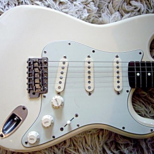 fender1, Bridge: Texas Special; Middle: Fat 50; Neck: Custom 69 Fender Custom Shop PUs