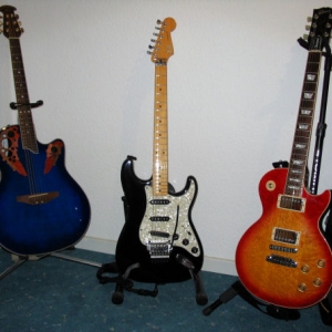 Ovation CS247 (2006), Fender Strat Korea mit Ibanez Edge, Seymour Duncan SSL1 + SHR1B (1989), Gibson Les Paul Standard HCS (1995)