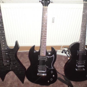 von links nach rechts 
NTNJ Warlock, Harley Benton SG, Selbstgebaute Les Paul