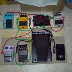 Effektboard: Ibanez DL10, Boss OS2, Warwick Bass Compressor, Boss GE7, Ibanez CS9, Boss MT2, Morley PWOV (modifiziert), Korg Pitchblack Tuner