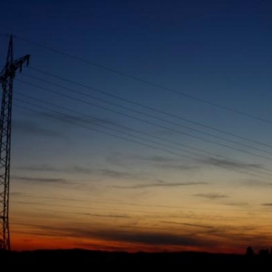 Der Abendhimmel mit ein paar Strommasten, Speyer 2009.
Kamera: Canon EOS 500D