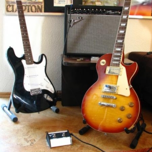 Ein günstiger Strat Verschnitt, war meine erste Gitarre, trotzdem lies sie sich gut spielen. Zur Zeit hilft sie einem Freund bei seinen ersten Schritten in die Welt der Gitarre :)

Eine Les Paul war mein absoluter Traum, trotz vieler Kritik an Epiphone Gitarren, habe ich mich vorallem vom Finish leiten lassen. Bisher habe ich es auch nicht bereut.