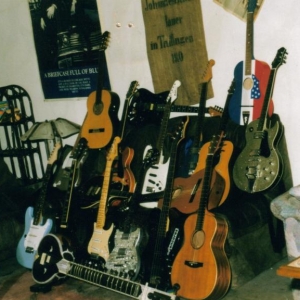 wguitarsammlung
hatte mal das vergnügen in einer wg zu wohnen ;-)
das war die gitarren  sammlung aller leute die dort wohnten ,
bunter haufen auch die gitarren .*g*