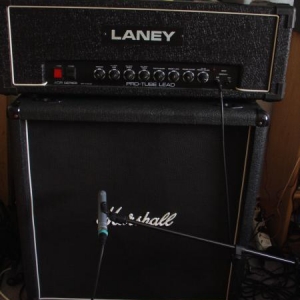 Das ganze Halfstack mit Marshall Box aus den 90ern. 

AKG Mikro davor ;)