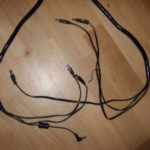 viele Stromkabel sind mit Spiralschläuchen zusammengefasst, so die 3 Kabel für Boss VF1, GEM RP-X und Mischpult sowie die 3 Kabel für Voce V5, Ventilator und Orgelkeyboard