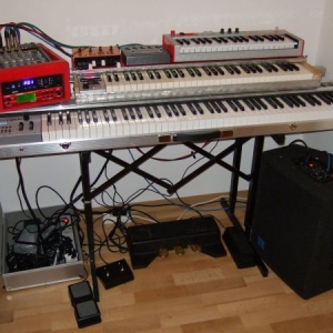 Hier ist alles aufgebaut. 

Auf dem Orgelkeyboard (Selbstbau aus Doepfer MKE und Fatar Waterfalltastatur) liegt die Voce V5, Ventilator und Alesis Micron.

Als Monitor verwende ich einen KME FM 1122 AE.

Unten sind noch Expression-Pedal (u.a. für WahWah über Boss VF1), 2-fach Fussschalter für Leslie Brake/Slow/Fast am Ventilator, GEM 3-Fach Pedal und Volume-Pedal für die Orgen zu sehen.

Über das LMK4+ schalte ich die Presets von RP-X und Boss VF1 um und steuere die Effektparameter (z.B. Mod-Wheel -> Tremolospeed, Drehknopf -> Tremolotiefe, Sostenuto-Pedal -> WahWah on/off, Expression-Pedal -> WahWah)

Ausserdem leite ich das Sustain-Pedal über das LMK4+ über den 2. Midi-Out zum Micron weiter.