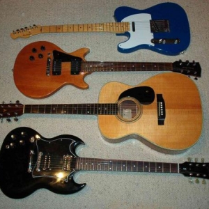 Eine Aufnahme von ca. 2001. Von oben : Rockinger Tele, Gordon Smith GS1, 1982er Yairi, Gibson SG. Nur noch die Yairi ist bei mir, die anderne mittlerweile verkauft.