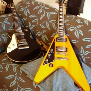 Meine Duesenberd Starplayer Spacial, seit 2002 meine. Und eine 2008er Reverend Volcano. Die Schwanzverlängerung schlechthin.