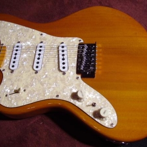 Eine Stagg Jazzmaster Kopie, mir BarfussPickups aufgepimpt. Die war gar nicht übel für Euro 100, aber häääässlich! Über ebay gekauft 2008, verkauft 2009.