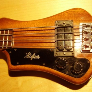 Höfner Shorty Bass von 1981. Für unter 100 Euro bei Ebay gekauft, für über 400 ein paar Jahre später nach England verkauft.......