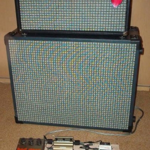 Der Stand der Dinge 2001: ein Fender Concert in einem Selbstbau-Gehäuse mit einer 2x12"-Box, Tuner, Booster, EH Phaser. Davon besitze ich nur noch die Box und den Tuner.