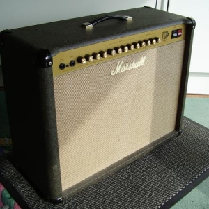 Ein Marshall JTM 60 212. Ich fand ihn toll, aber er musste 2009 einem Kitty Hawk Platz machen.