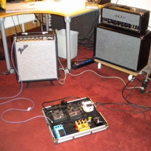 Der Stand der Dinge 2009: Fender Super Champ mit 1x12" Gehäuse + Eminence Wizard, Pedal Board. Rechts im Hintergrund ein Sovtek mit 1x12" Box.