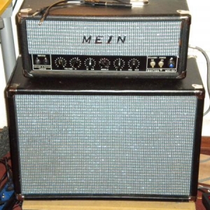 MEIN Sovtek Mig 50. Brutaler Rock'n Roll Amp mit JTM 45/ Bassman-Genen. Fantastisches Teil, klingt saugut und ist klein, leicht, laut und unkaputtbar. Schluckt jedes Pedal und verträgt sich mit jeder Box. Darunter eine selbstgebaute 1x12" Box, in der derzeit ein EV 12L steckt.