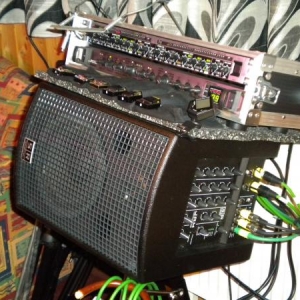 SR Technology Jam 150, darauf ein Behringer Kompressor und ein TC G Sharp. Meine Klein-PA für die Akustik Band. Der SR klingt unglaublich gut. Gehört zu der Handvoll Käufen, die ich nie bereut habe.