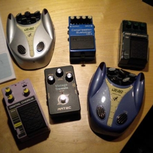 Die Ersatzbank: Wasabi AO1-Overdive, Boss Compressor, Ibanez FC10 Fat Cat Distortion, Danelectro Chorus-Trem, Artec Vintage Tremolo, Ibanez Chorus (im Uhrzeigersinn)