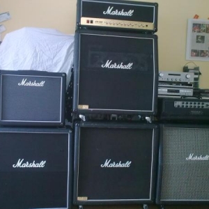 Die Ampfamilie auf einen Blick: Haze, JCM 2000 DSL 50. Mesa Boogie Lonestar, Box rechts AX mit Greenbacks, Stack oben JCM 900 mit  GT-65, Stack unten JCM 800 B mit 2 x GT-75 und 2x Vintage 30, Box links 1960 A mit GT-75