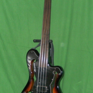 Ampeg/Eastwood fretless mit Duesenberg  Bassbucker und Potiknöpfen, Gotoh Brücke und Kluson Small Bass Tuners.