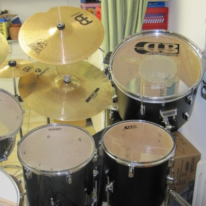 Die rechte Seite: 
14x14" Floor Tom
14x14" Concert Tom
20x14" Gong Bassdrum