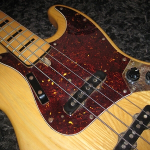 Das Pickguard sieht ja noch ganz schick aus.