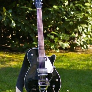 Meine Gretsch Electromatic Pro Jet. Sie hat ein Bigsby B7, einen GFS NY II am Hals und eine Compton Bridge.