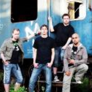 Resomus

Die ganze Geschichte startete Anfang 2009 als Soloprojekt von Danny und formte sich mittlerweile zur Band.
Die vier Jungs aus der alten Römerstadt Trier machen Rock mit deutschen Texten.

Beim aktuellen Album „Meine Welt“ hat Danny noch alles im Alleingang gemacht. Angefangen beim Songwriting über das Arrangieren, bis hin zum Einspielen der Instrumente. Er möchte mit dieser Platte quer durch „Meine Welt“ führen, d.h. die Themen in den einzelnen Liedern betreffen Danny in eigener Sache oder aber greifen Szenarien aus seinem Umfeld auf. Die Hörer sollen teilhaben an den Ereignissen, die sie vielleicht auch gerade durchmachen oder erlebt haben, sich ganz einfach verstanden fühlen. Im Leben gibt es oft Grauzonen, die einen versuchen vom Weg abzubringen. Hat man aber jemanden an seiner Seite,der aus eigener Erfahrung heraus eine gewisse Hilfestellung geben kann, wird's schon wesentlich einfacher eine Situation zu meistern. In „meiner Welt“, in die sich Danny dann zurückzieht, ist Musik der Leitfaden und das Gute ist, sie ist immer da...wann immer man sie braucht.
Und genau das ist es, was euch auf seinem ersten Album erwartet.