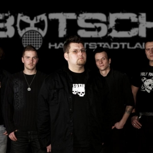 Butsch

 	

Sie gestatten? BUTSCH HAUPTSTADTLAERM!

Deutschrock aus Berlin – mit all seinen Facetten! Pumpender Rhythmus gepaart mit fetten Gitarren & kraftvoller Gesang laden zum kollektiven Durchdrehen & Kopfnicken ein!
Authentisch, direkt & offen! Berliner Schnauze inklusive!

Gegründet im Jahr 2004 und nach einigen Besetzungswechseln im Laufe der Zeit, sind BUTSCH im Jahre 2010 bereit, die Bühnen des Landes in Schutt und Asche zu legen und eure CD-Player zum Platzen zu bringen.