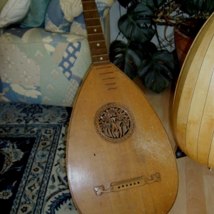 Gitarrenlaute, Baujahr (geschätzt) 1920-1930, derzeit in Restauration.

Zustand: multiple Risse in Decke, Korpus und Kopf, Kopfstück fehlt. Wurmbefall

Falls jemand genaueres zu dem abgebildeten Instrument weiß (Baujahr, Hersteller, etc.), bitte unbedingt an mich weitergeben.