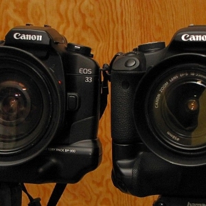 Meine beiden Haupt-SLRs, die Canon EOS 500D mit Batteriegriff rechts und die analoge Canon EOS 33 mit Batteriegriff links.