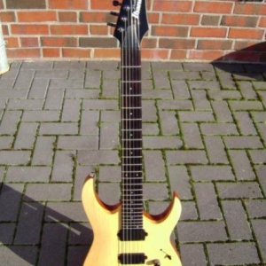 Ibanez Prestige RGA 121 NTF ... man sieht die Holzmaserung wegen dem Licht leider nur schlecht :( ... und durch das hochladen wurde die Qualität ein wenig heruntergefahren ôO