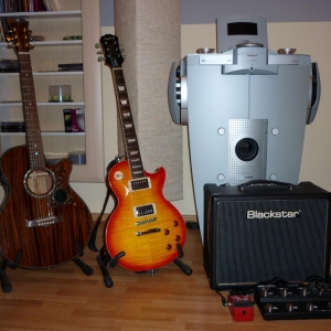 Übungsecke
-Tanglewood TW 45B
-Epiphone Les Paul Custom 1959 (mit kompletter Gibson Hardware)
-Blackstar HT5
-Boss RC2
-Line6 M9
-Cry Baby 95
-Das große Ding im Hintergrund ist eine Stereo Anlage :-)