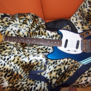 fender competition mustang
dimarzio superdistortion (bridge)