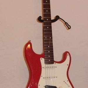 Rockinger Stratocaster

- Rockinger Erle Body, 60s Shaping
- Hals Maple mit Rosewood Griffbrett, Radius 7,5", D-Shape
- Hals- und Middle PU Texas Specials
- Steg-PU: DiMarzio Chopper
- Gotoh Magnum Locking Mechaniken

--> Das Vibrato wird demnächst noch entfernt und gegen eine feste Brücke getauscht