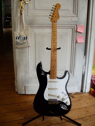 50´s Reissue Strat - Made in Japan

Vermutlich aus den 80er Jahren - war OK, aber nix Besonderes.