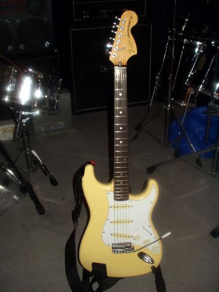 70´s Reissue Strat, Made in Japan

Diese Gitarre hatte ich nur gekauft weil sie so billig war, und ich habe sie auch gleich - mit moderatem Gewinn - wieder verkauft...
Ich hätte sie aber besser behalten sollen, denn sie klang fantastisch!