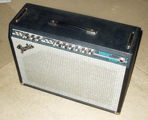 ´77er Fender Vibrolux Reverb

ca. 35 Watt, 2x10" Speaker
 
Toller, lebendiger Cleansound, laut, aber nicht ZU laut - nicht so toll im Overdrive...
Den hätte ich mal lieber behalten sollen ;)