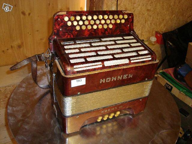 A HOHNER Norma III alt