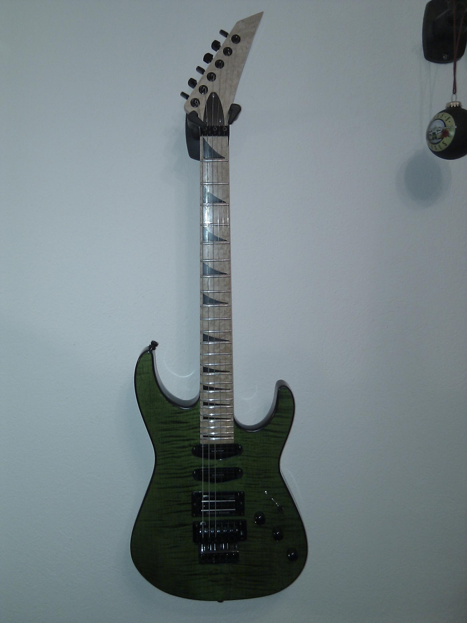 Ahorn Decke auf Erle Korpus mit Birdseye-Maple Neck :)
- Seymour Duncan Cool Rails (Neck)
- Seymour Duncan Hot Rails (Mid)
- Seymour Duncan Dimebucker (Bridge)